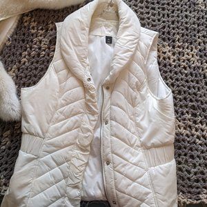 White puffy vest with faux fur collar attachment